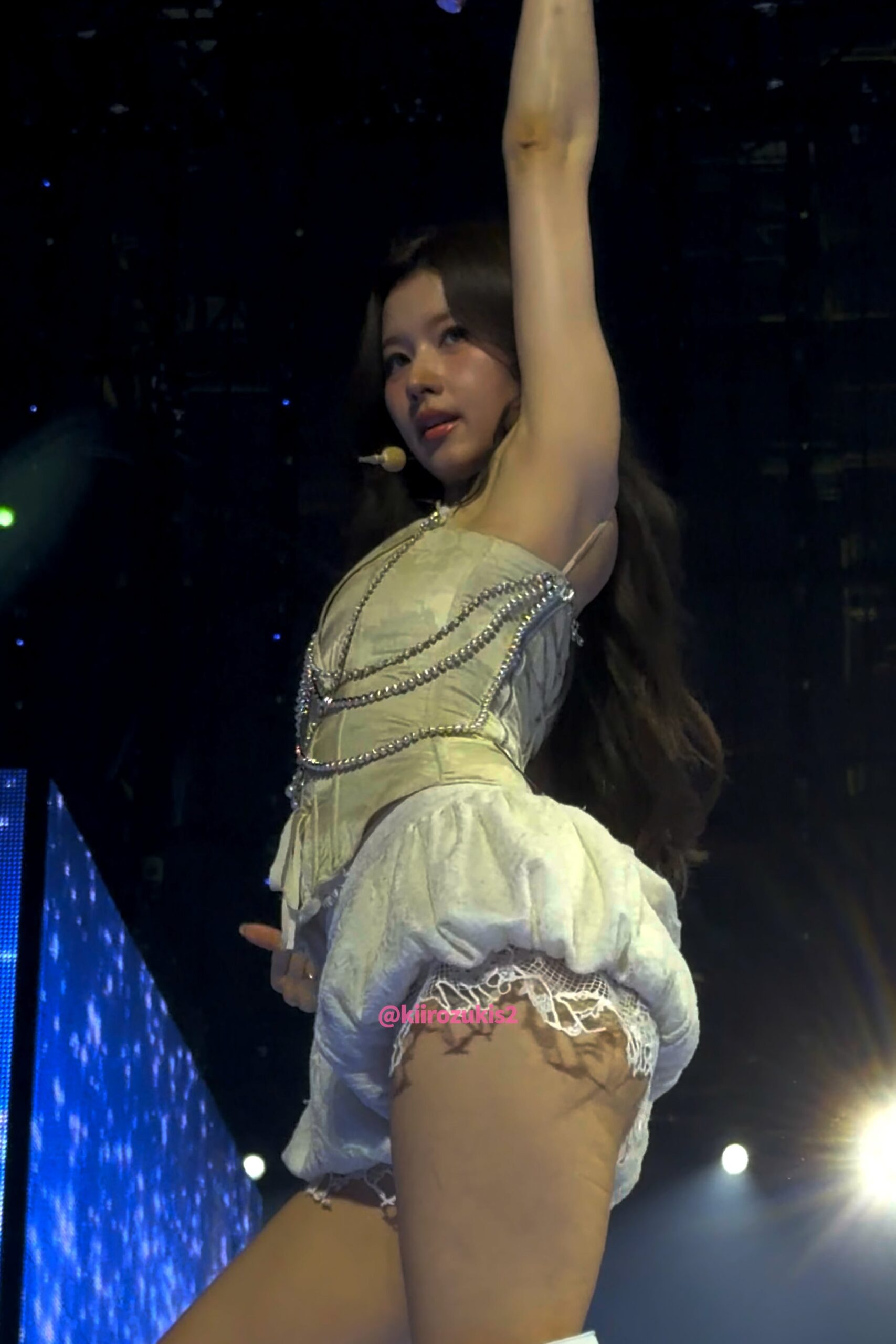 트와이스 사나 패션 중간 이미지